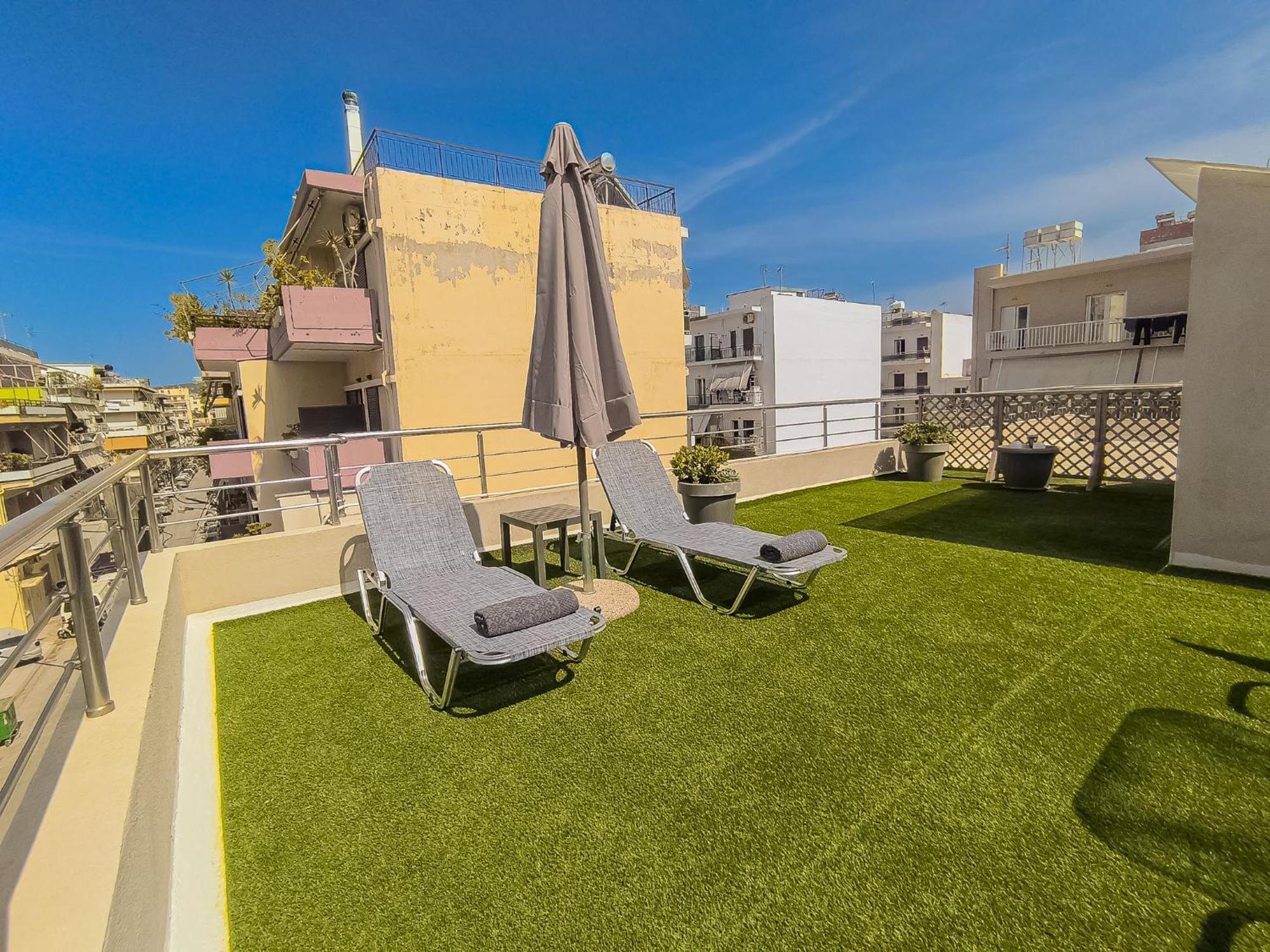 Centre Oasis: Renovated With Roof Garden Apartment *